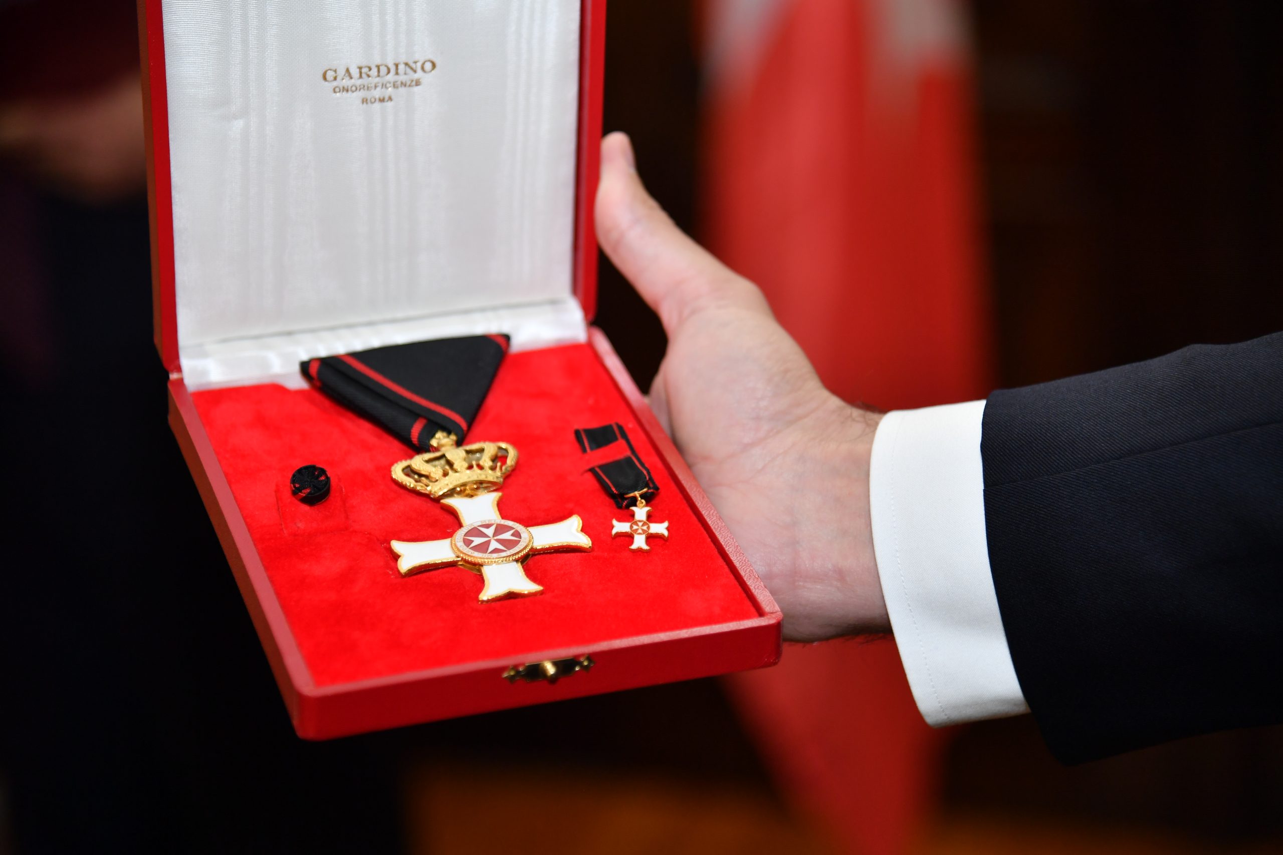 Ambasadori nderon ish-drejtorin e Caritas në Shqipëri, At’ Antonio Leuci