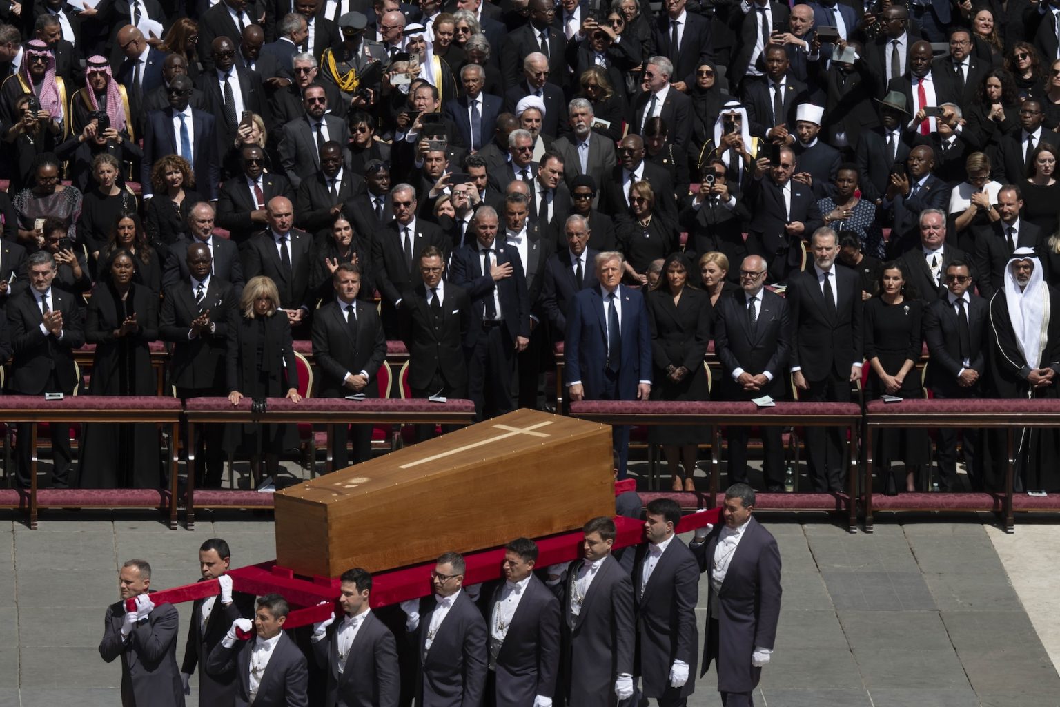 Pope Final Pope Francis, the world’s final farewell and the tribute of the Order ...